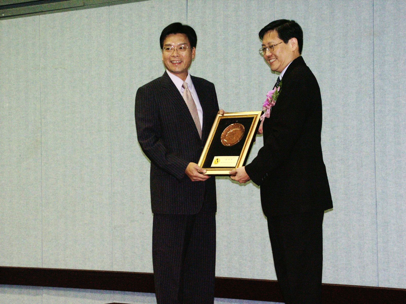 世成科技總經理劉尚德(左側)代表領取第四屆黃金企鵝獎獎牌。