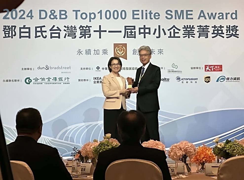 世成科技總經理劉尚德代表上台，自副總統蕭美琴手中接獲2024美商鄧白氏「永續卓越獎」，此殊榮成為全台僅有20間獲獎企業之一。