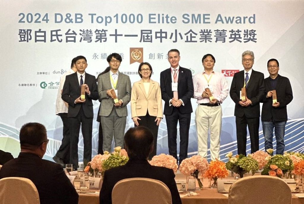世成科技出席美商鄧白氏台灣中小企業菁英獎頒獎典禮，憑藉在永續治理的傑出表現，從146萬家企業脫穎而出，獲得美商鄧白氏「永續卓越獎」。