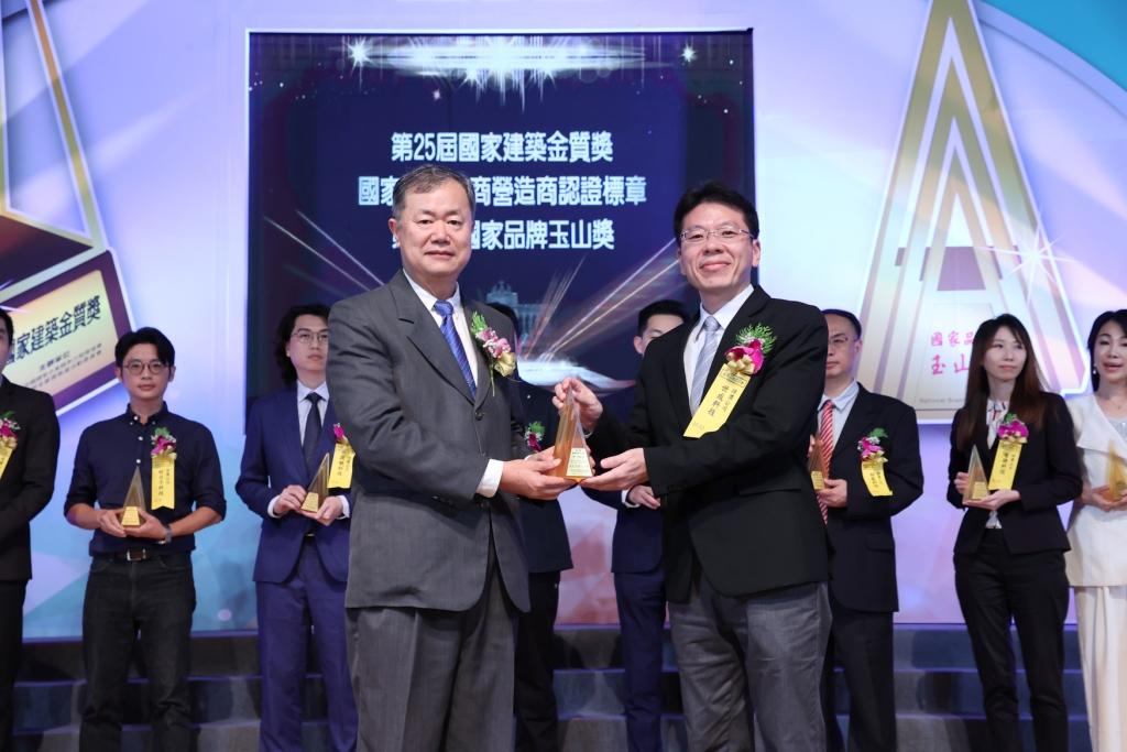 2024年Netask X產品榮獲第21屆國家品牌玉山獎，由世成科技系統事業部副總鍾清樑代表領獎。