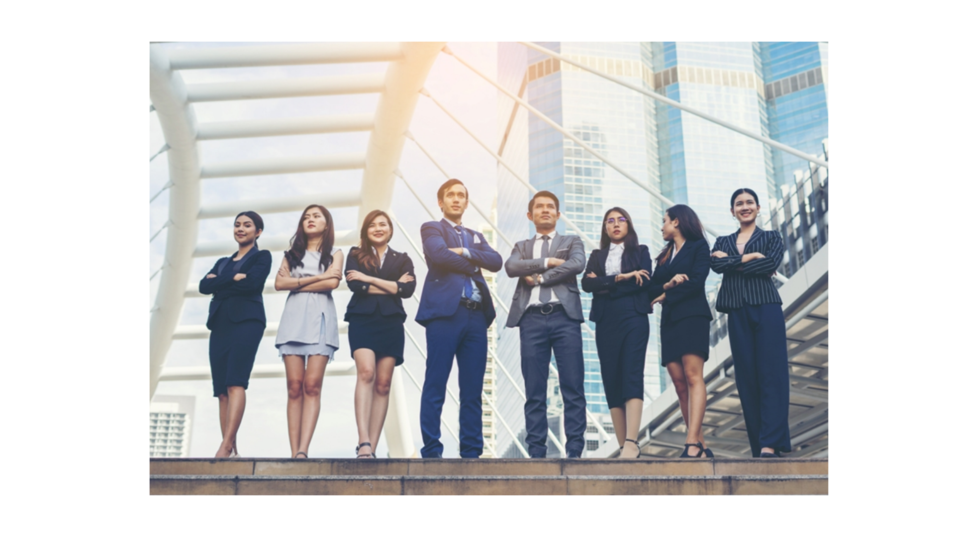 員工群像被象徵性的數位光網包圍，代表企業用科技守護每個人的安全與權益